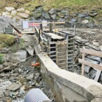 Die Wasserfassung wurde direkt in die Fundamente einer alten Wildbachsperre implementiert. Kraftwerk Kartäusenbach